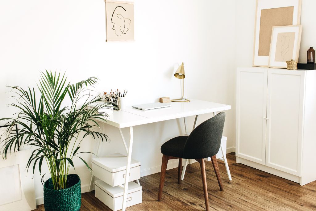 minimalist desk set up